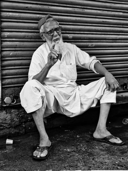 Free An elderly man sitting on the street in Kolkata, India, sharing wisdom. Stock Photo