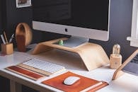 这款现代时尚的家庭办公桌配有电脑、木制配件，工作空间井然有序