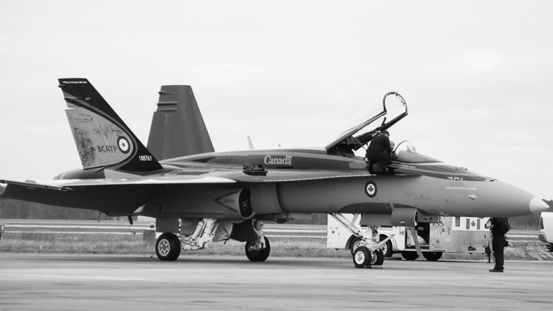 Vista en blanco y negro de un caza militar. La guerra moderna se libra cada vez mas a distancia.