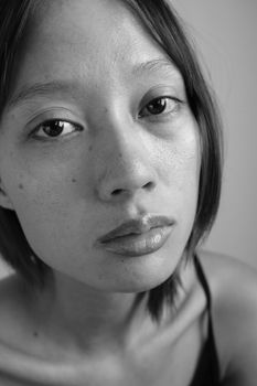 一张年轻女子神情沉思的黑白特写肖像。 - 相关推荐
