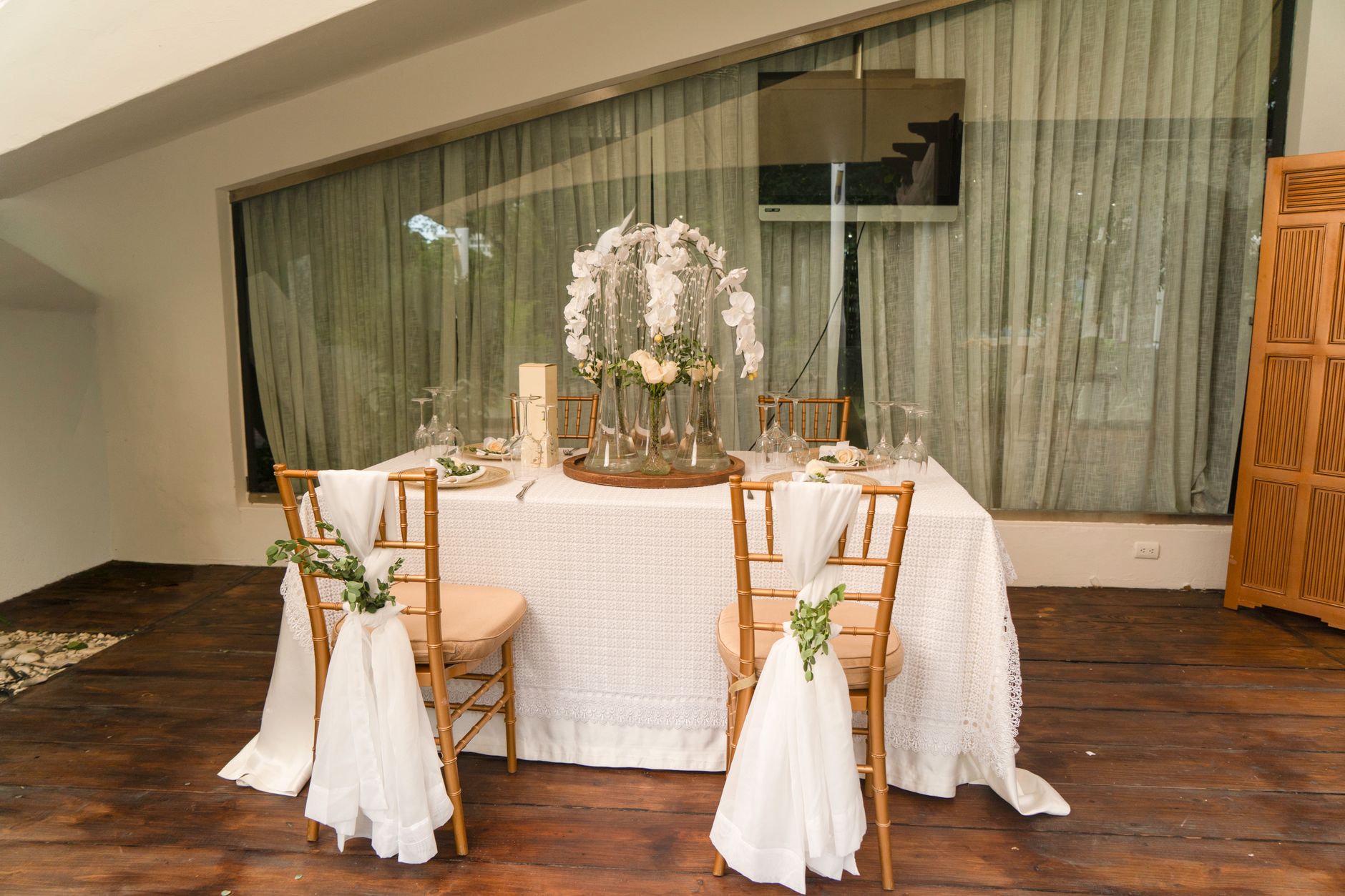 Chic indoor wedding table setup with floral centerpiece and elegant decor, perfect for elegant events.
