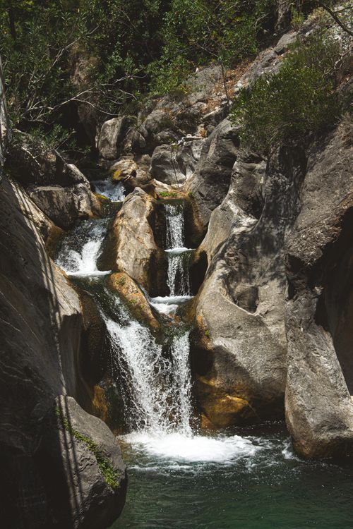 Free Tranquil waterfall cascading through rocky terrain in Türkiye's lush nature, perfect for nature enthusiasts. Stock Photo