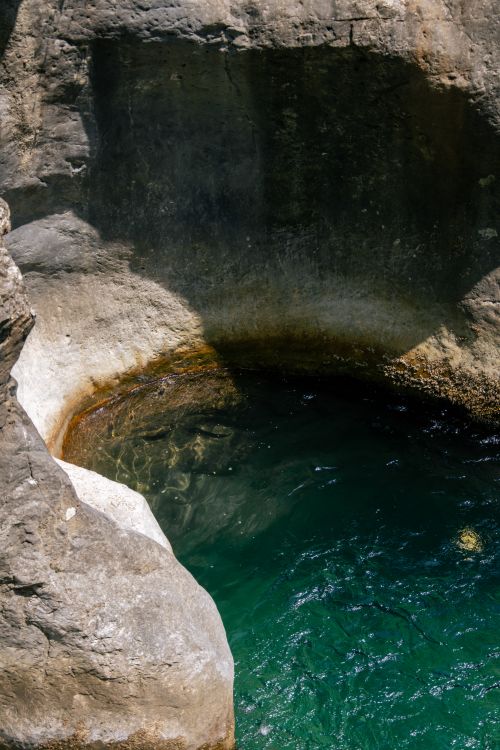 Free A tranquil rocky pool in Türkiye showcasing natural rock formations and clear water. Stock Photo