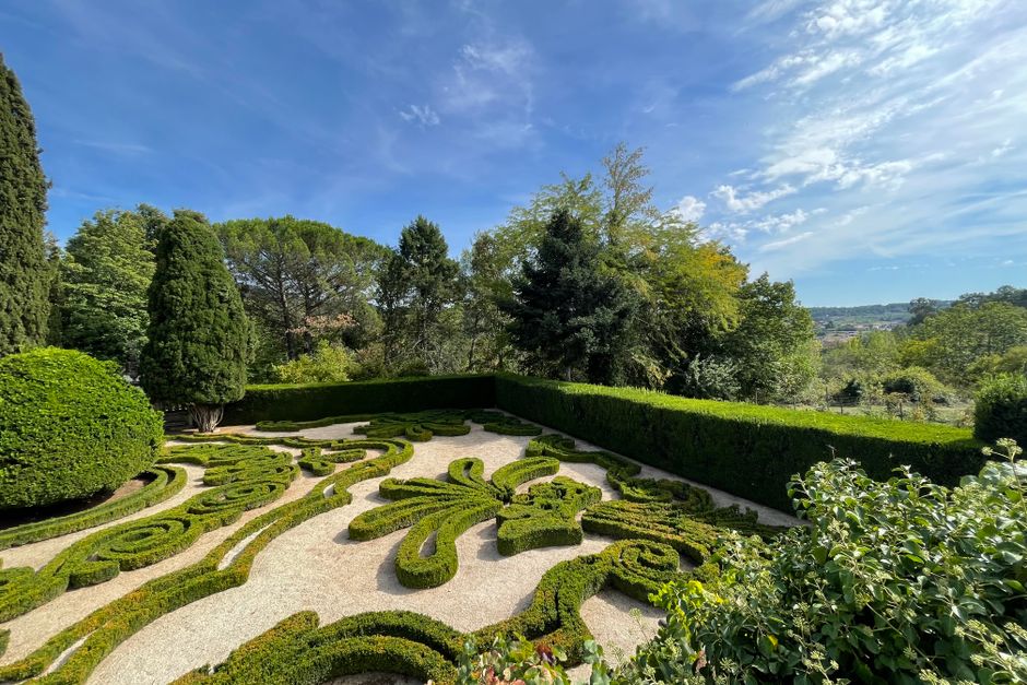 Ornate formally manicured garden hedges — professional hedge trimming service in Surrey BC