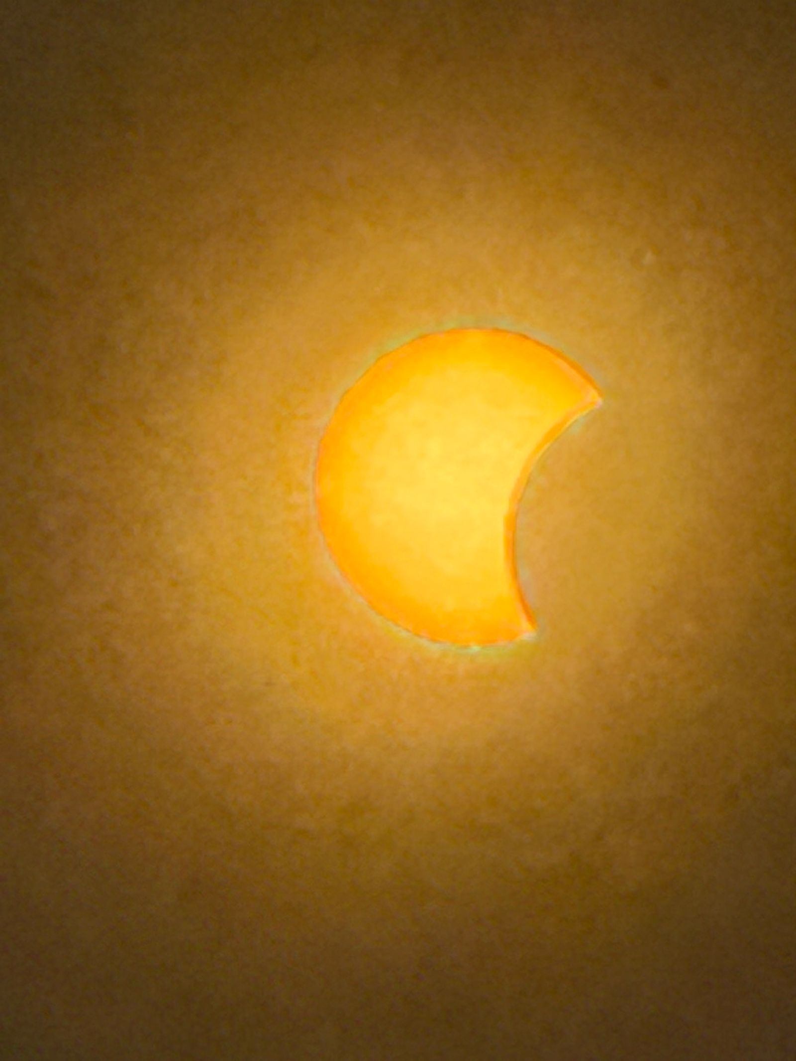 Début d'une éclipse solaire partielle dans le ciel de Galice, en Espagne