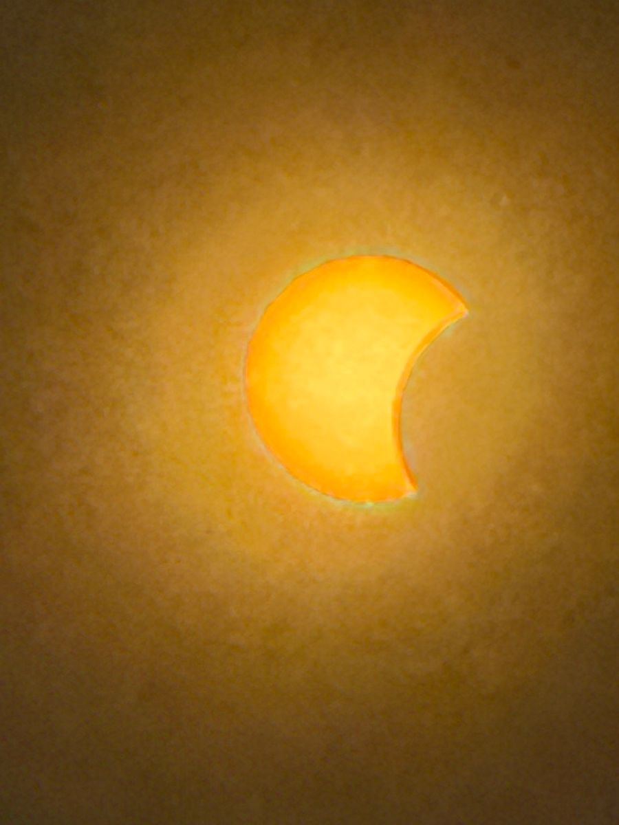 Début d'une éclipse solaire partielle dans le ciel de Galice, en Espagne