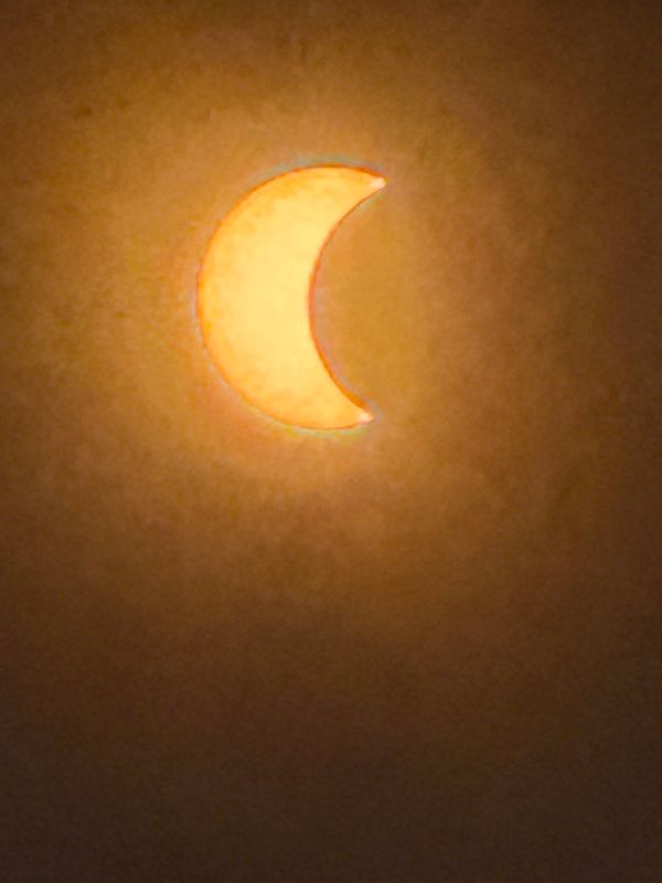 Le croissant s'affine pendant l'éclipse solaire en Galice