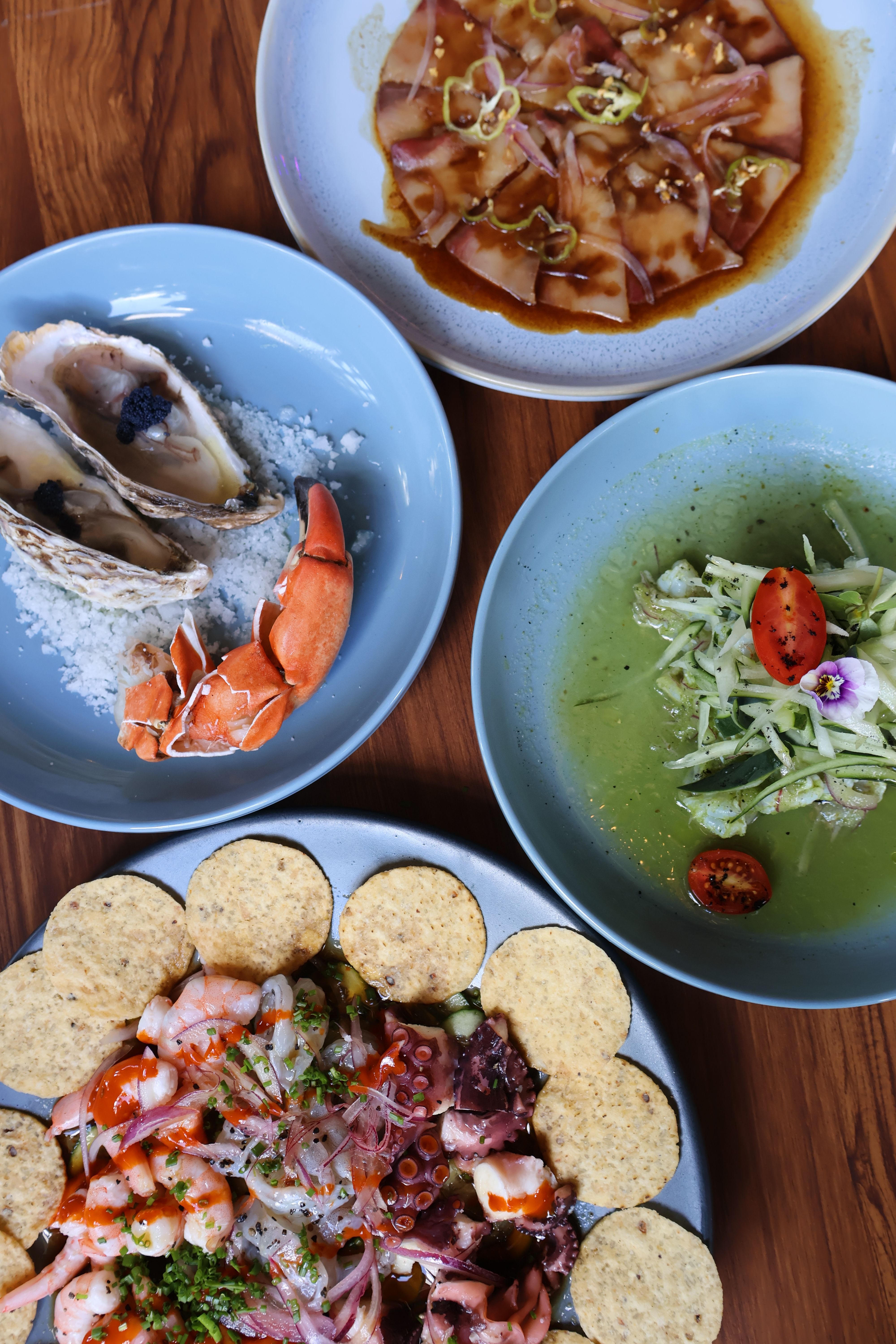 Charola de mariscos frescos variados en restaurante, vista aérea