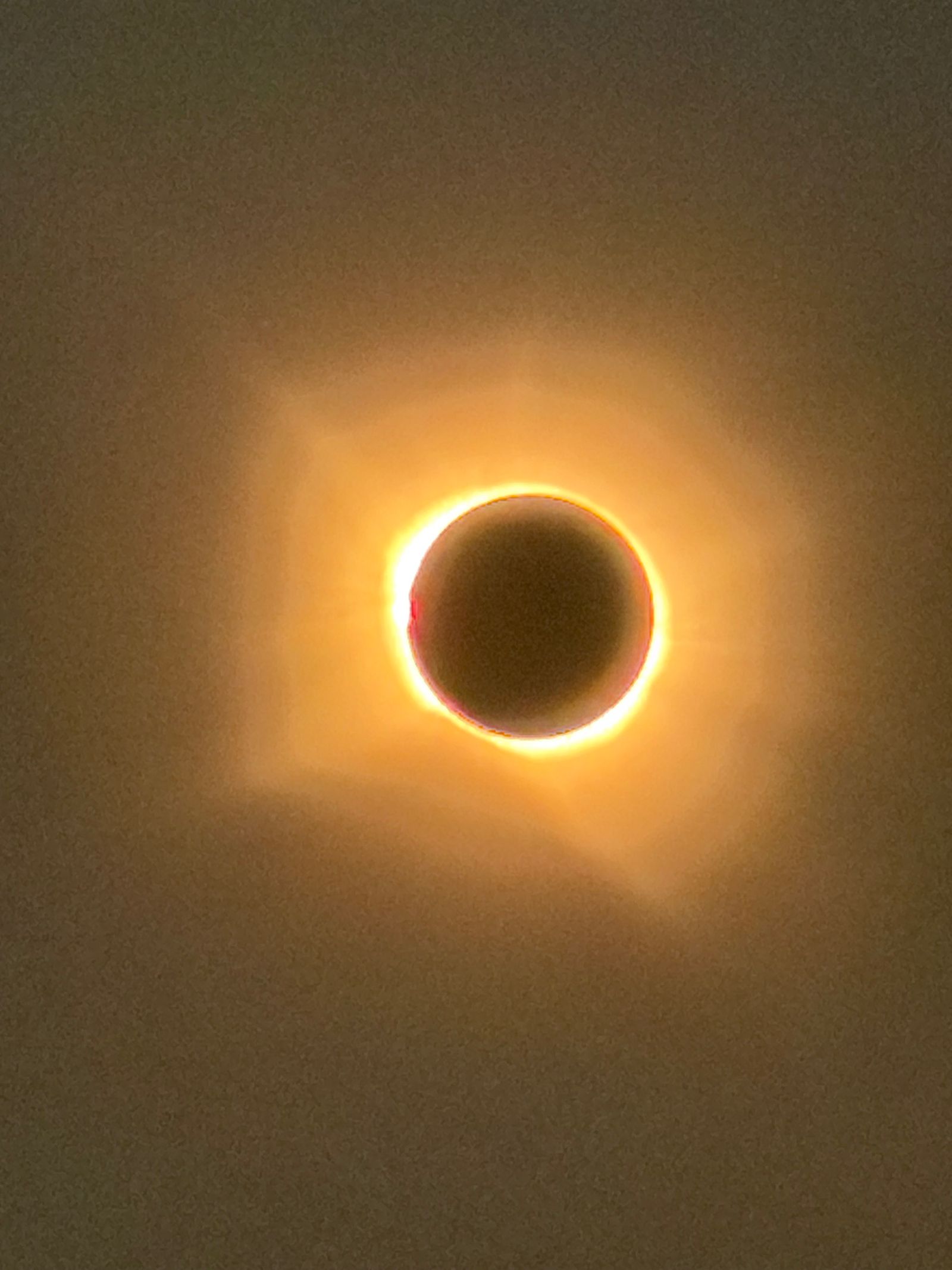 L'éclipse solaire totale révèle la couronne solaire au-dessus de la Galice