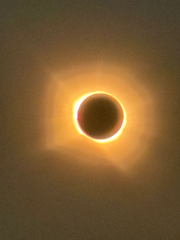 L'éclipse solaire totale révèle la couronne solaire au-dessus de la Galice