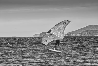 Castenskiold verdedigt wereldtitel wingfoil freestyle op Fuerteventura