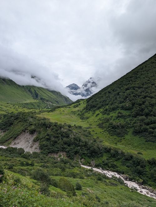 Free Lush green valleys and snow-capped peaks create a breathtaking Himalayan scene. Stock Photo