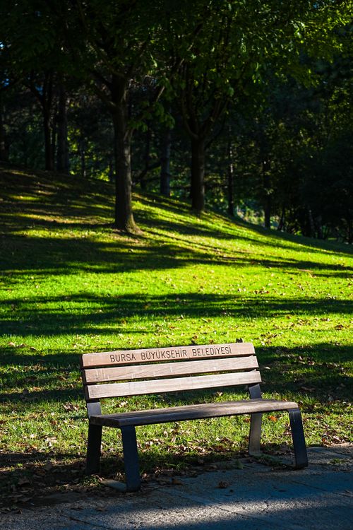 Free A peaceful park scene featuring an empty bench in Bursa, Turkey. Stock Photo