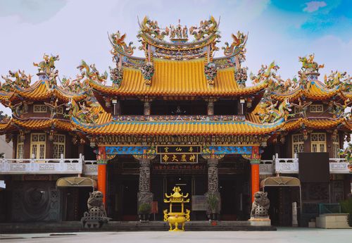 Free A beautifully decorated Chinese temple with intricate roof details in vibrant colors and traditional architecture. Stock Photo