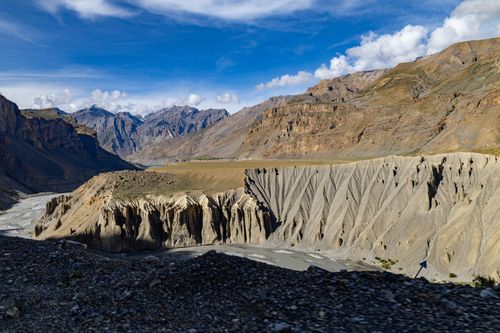 Free Stunning high-altitude canyon landscape with rugged mountains under a vibrant blue sky. Stock Photo
