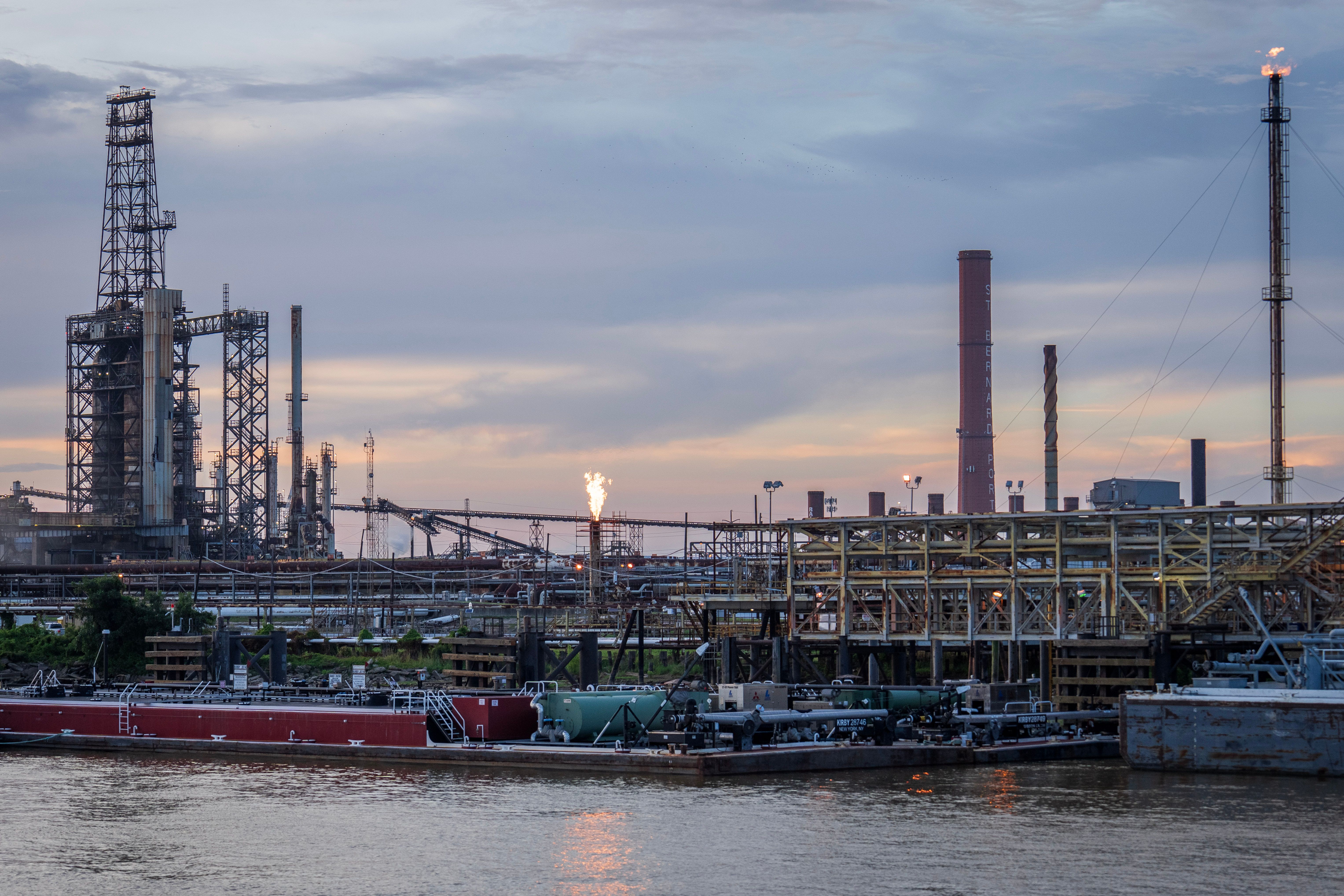 Une installation pétrolière illustrant les enjeux énergétiques mondiaux actuels.