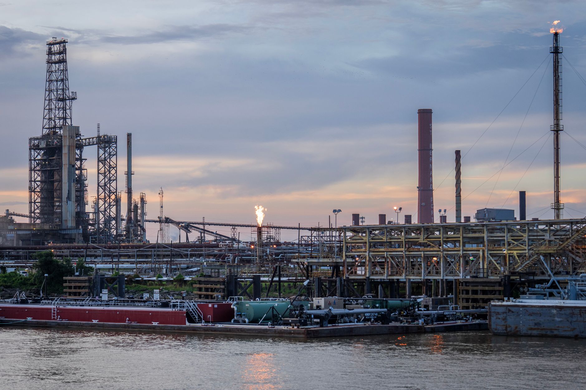 Une installation pétrolière illustrant les enjeux énergétiques mondiaux actuels.