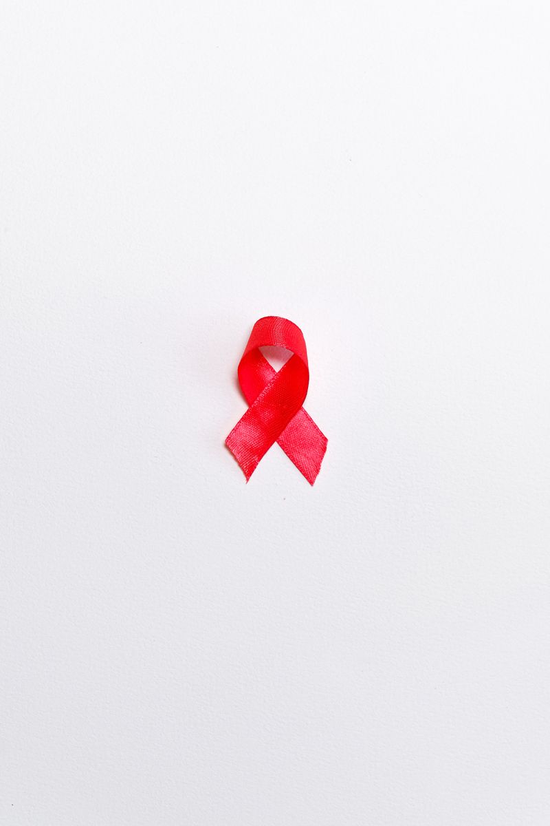 Ruban rouge, symbole de solidarité avec les personnes vivant avec le VIH