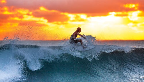бесплатная Человек, занимающийся серфингом на волнах Стоковое фото