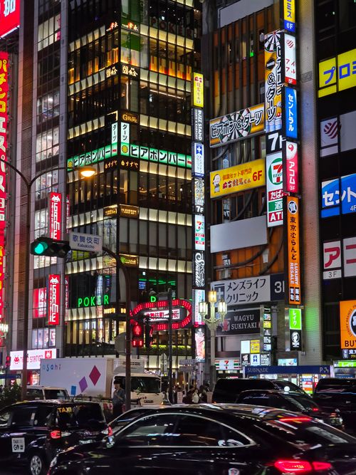 Torre Do Relógio Iluminada De Ginza Wako à Noite · Foto