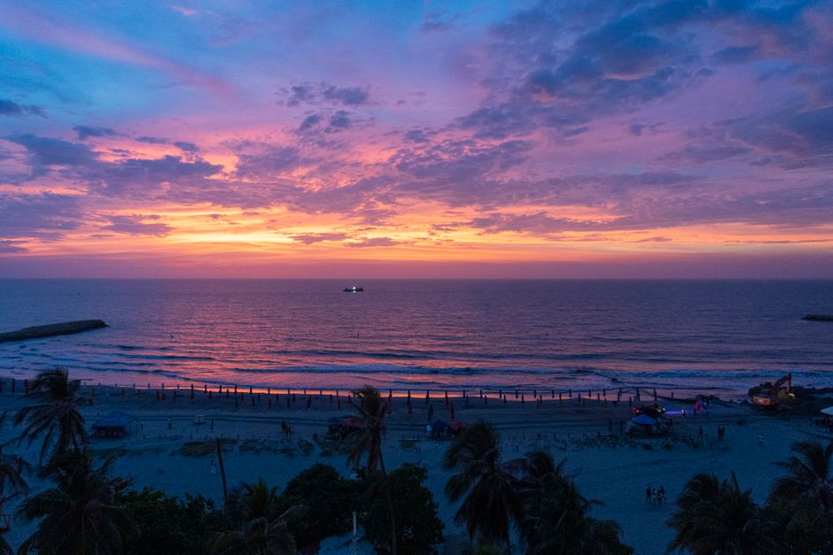 Magnifique coucher de soleil sur la plage de Carthagène des Indes, offrant un spectacle de couleurs éclatantes et d'eaux sereines.