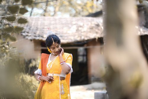 Free Elegant portrait of a Bengali bride in vibrant traditional attire outdoor setting. Stock Photo