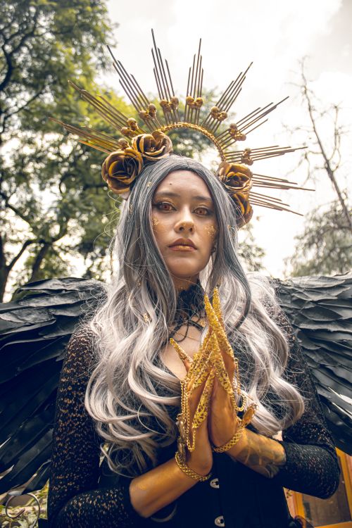 Free Dramatic gothic angel cosplay in Mexico City park, featuring black wings and artistic makeup. Stock Photo