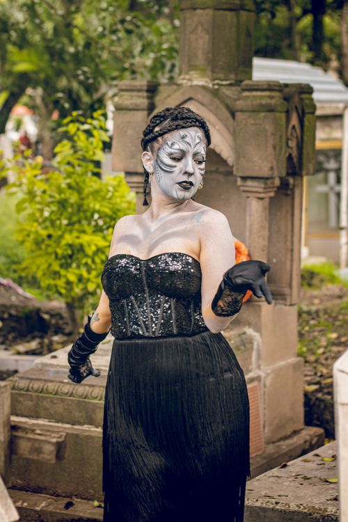 Free Artistic gothic cosplay with intricate makeup in a Ciudad de México cemetery. Stock Photo