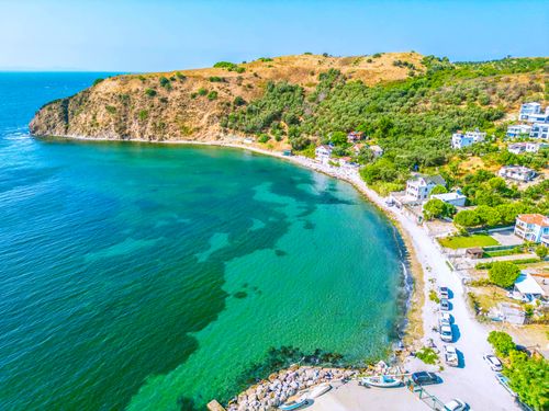 Free Scenic aerial view of curved coastline in Bursa, Türkiye, showcasing clear turquoise waters and lush greenery. Stock Photo