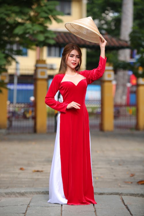 Mujer En Vestido Rojo De Manga Larga