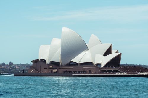 Free Iconic Sydney Opera House with modern architecture and waterfront view. Stock Photo