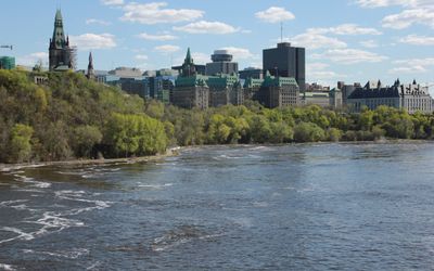 Người kéo dù và người bơi cần được cứu khỏi sông Ottawa