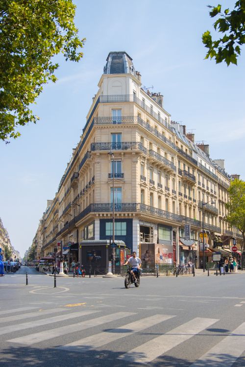 Free Capture of Parisian street showcasing Haussmann architecture on a sunny day. Stock Photo