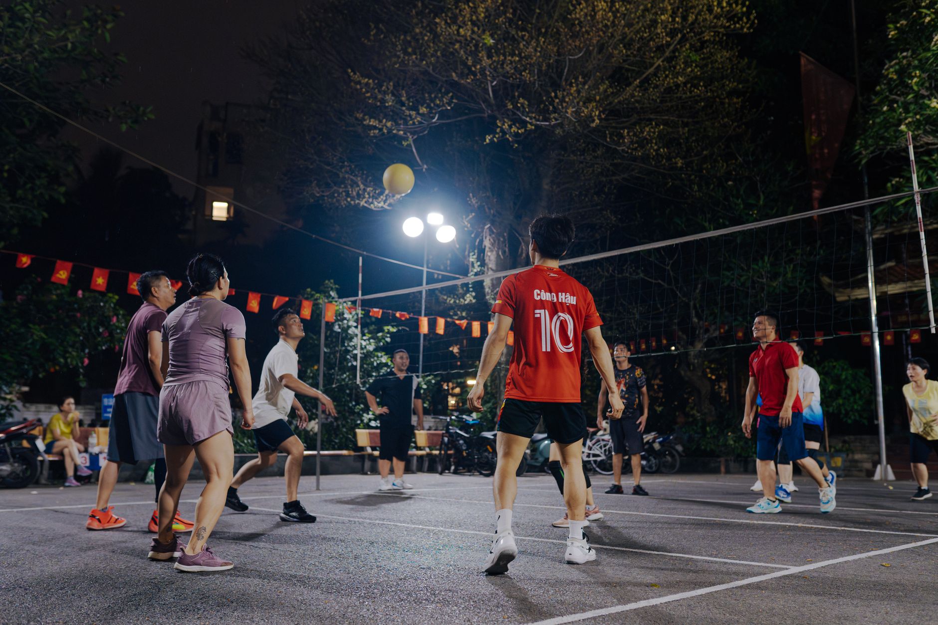 世界盃球場夜間角球防守,禁區球員緊盯對手跑位與高空球
