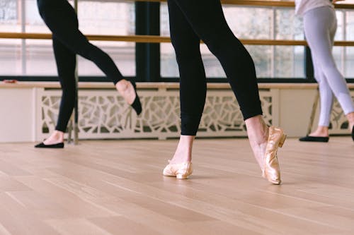 Foto profissional grátis de atividade física, aula de balé, bailarina