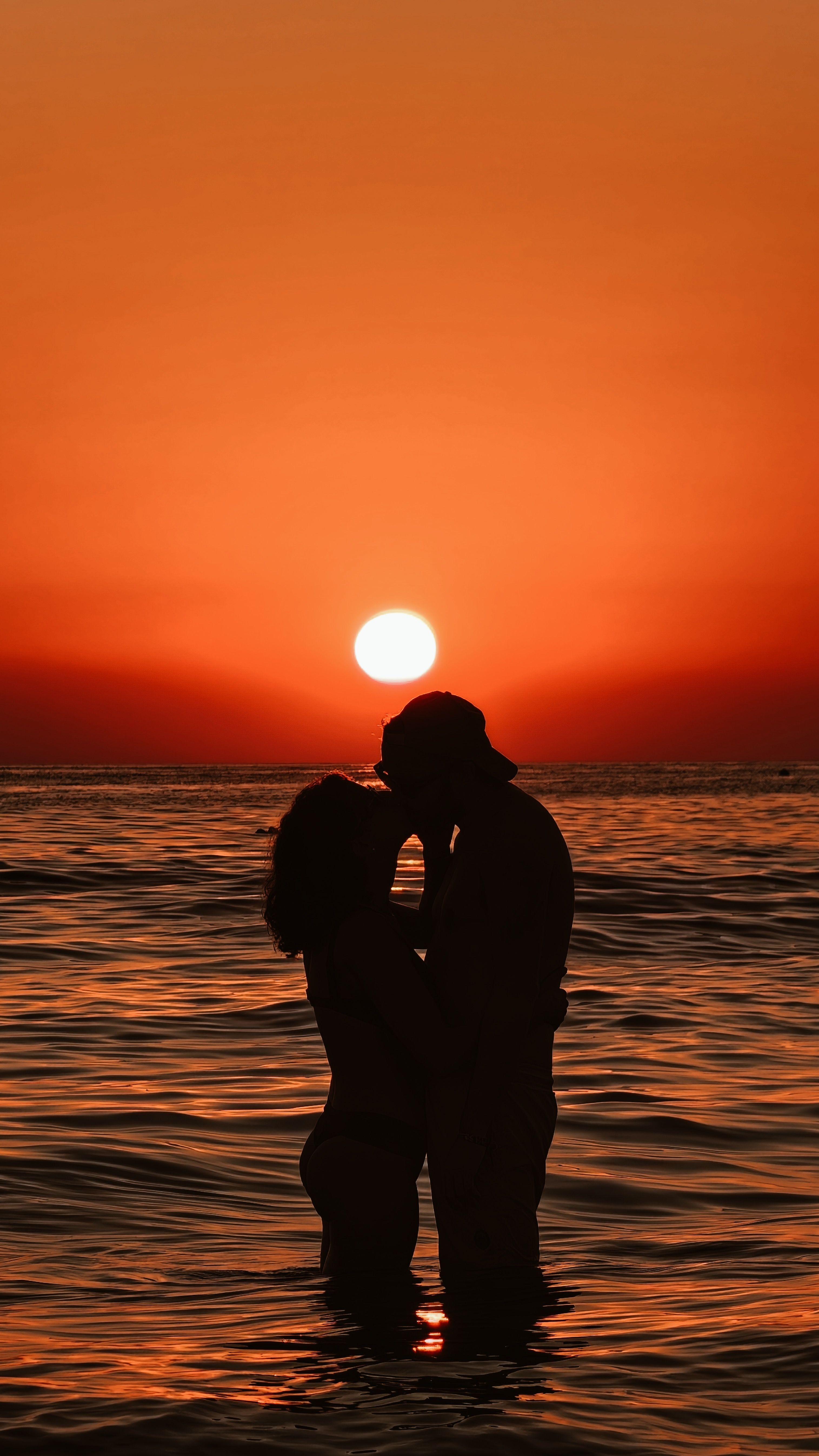 Online dating: starting a conversation on a niche platform