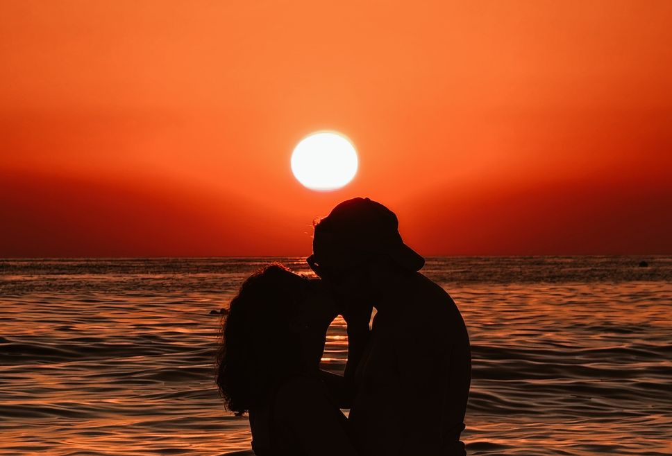 Online dating: starting a conversation on a niche platform