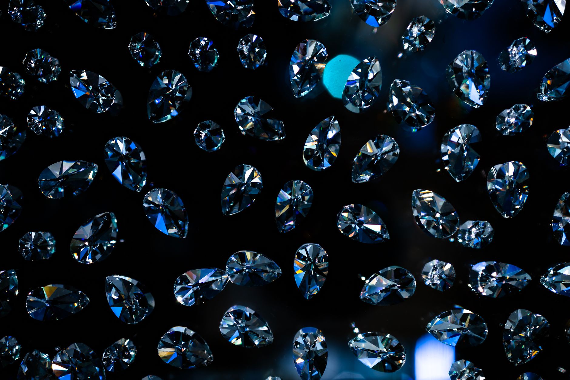 Thieves steal Queen Nazli's $4M 673-diamond necklace from Vienna museum.