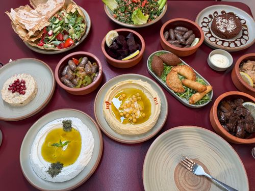 Free A vibrant spread of Lebanese mezze featuring hummus, tabbouleh, and more. Perfect for food lovers. Stock Photo