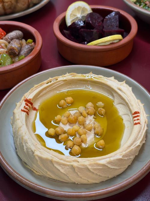 Free A delicious plate of creamy hummus topped with olive oil and chickpeas, perfect for Mediterranean cuisine lovers. Stock Photo