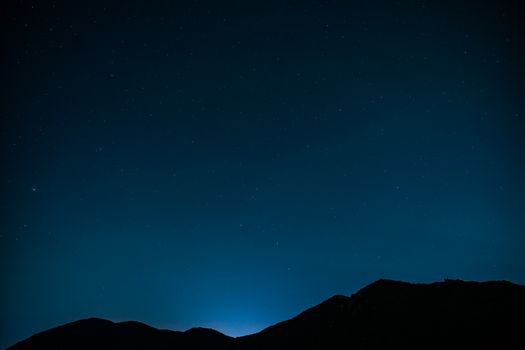 Berg & Himmel im Universum – Malerische Kosmos-Aufnahme