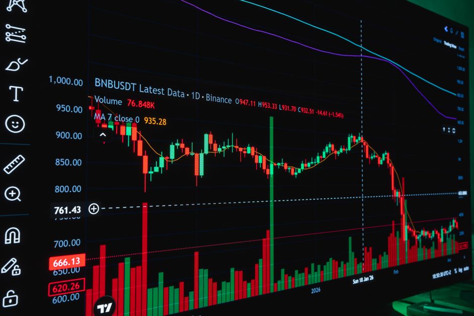 Close-up of cryptocurrency chart on a monitor showing Binance data in Valencia, Spain.
