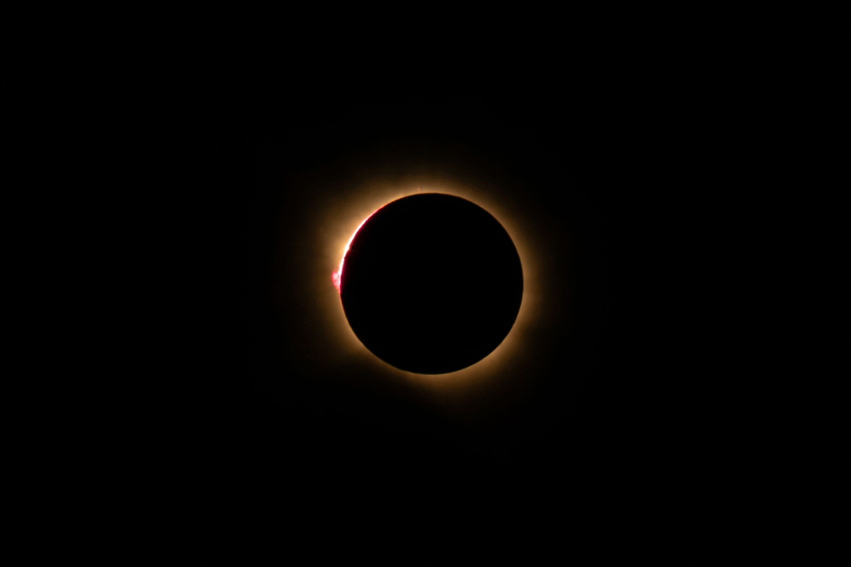 Fotomural Una vista fascinante de un eclipse solar total con la corona solar visible en su punto máximo.