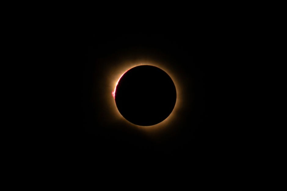 Fotomural Una vista fascinante de un eclipse solar total con la corona solar visible en su punto máximo.