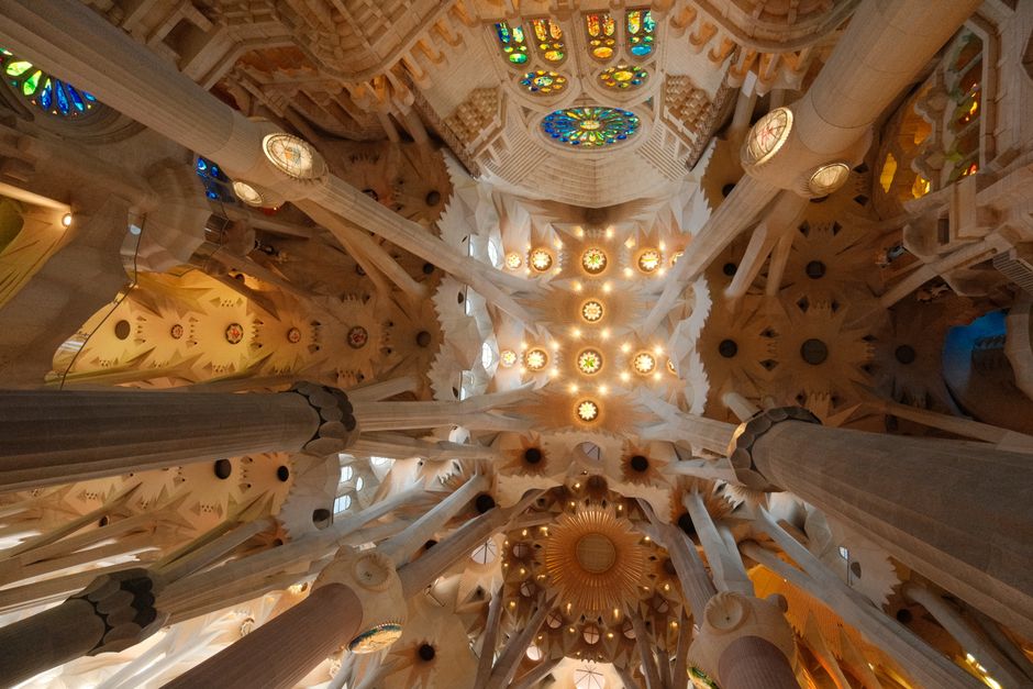 Impresionante vista del artístico techo de la basílica de la Sagrada Familia, que muestra su arquitectura única y sus vibrantes vidrieras.
