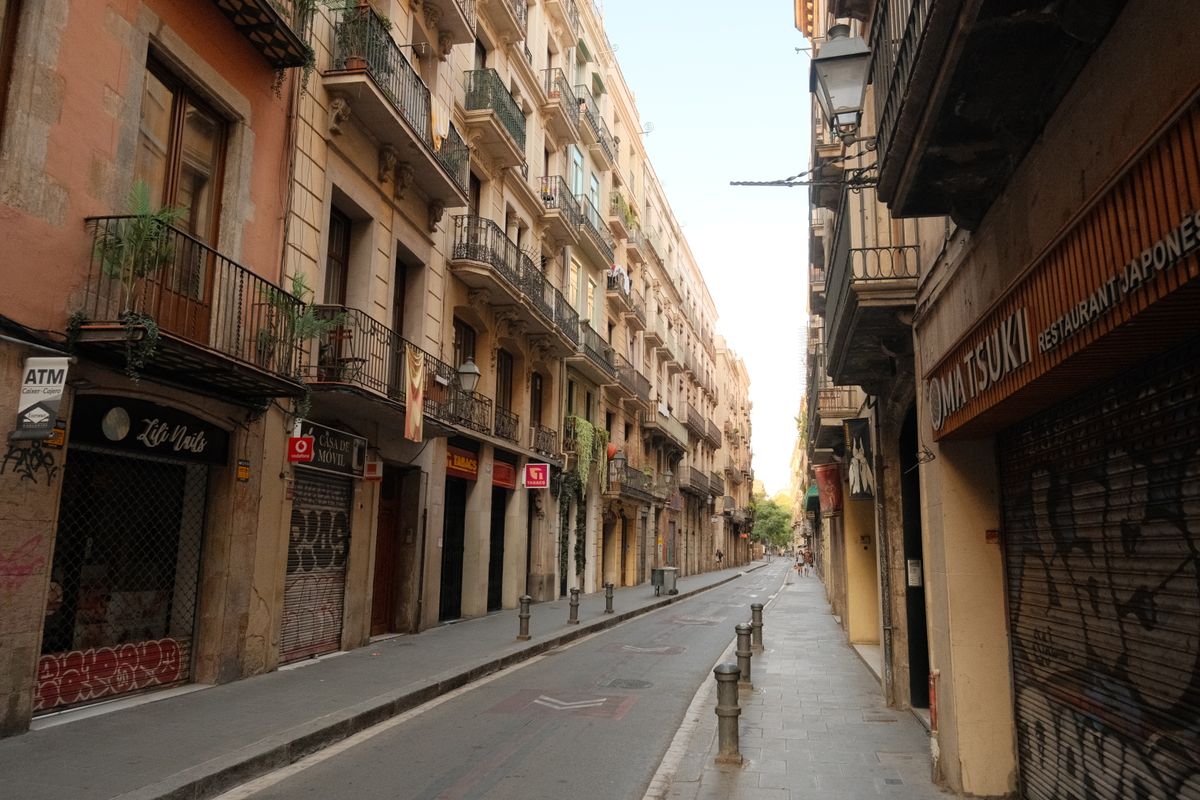 Strada linistita din Barcelona, fara aglomeratie