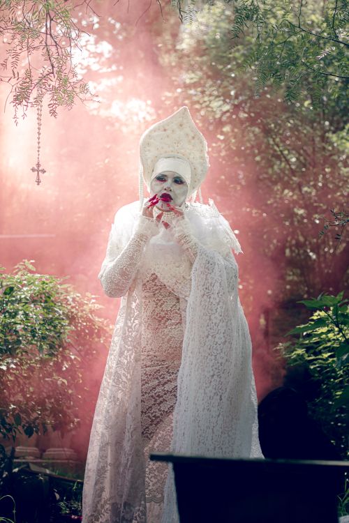Free Gothic-themed portrait with a mysterious figure in a white dress, outdoors. Stock Photo
