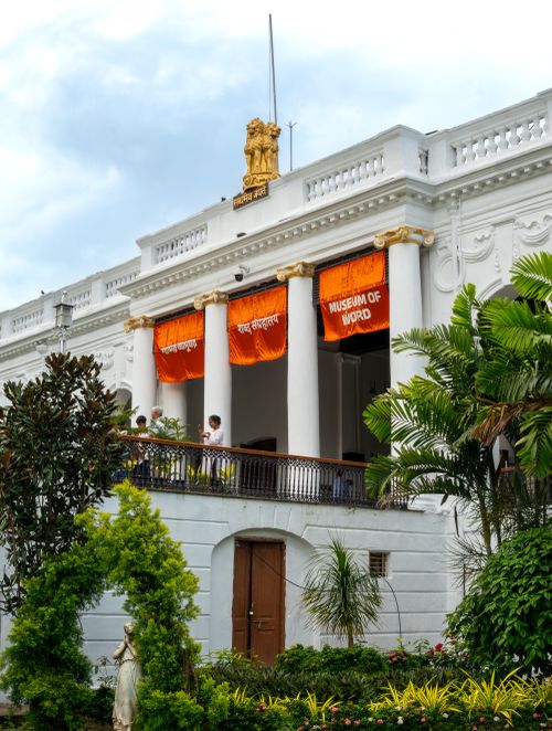 Free Historic building of the Museum of the Word in Kolkata, featuring classical architecture and vibrant greenery. Stock Photo
