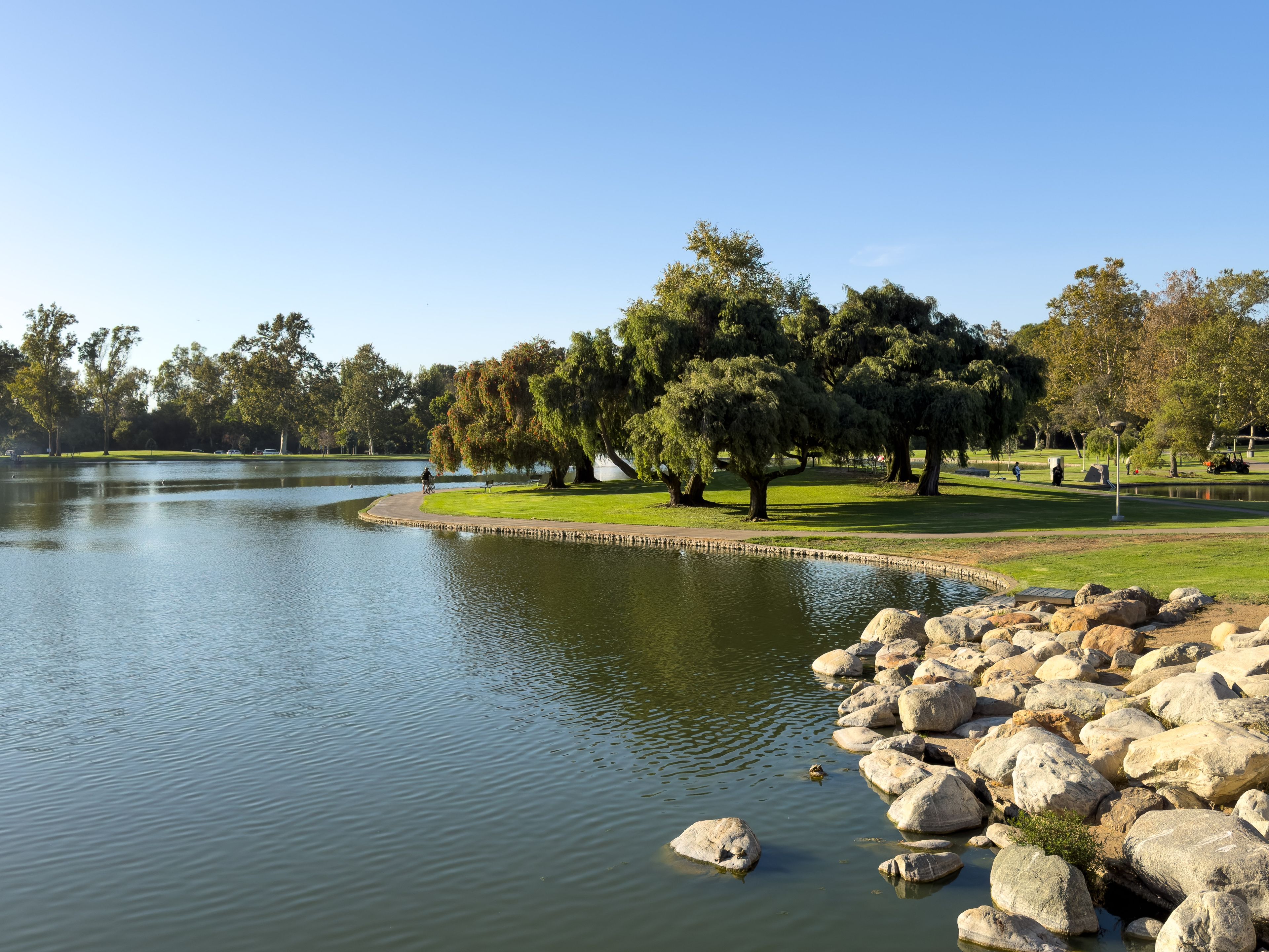Rancho Santa Margarita: A lake edged by trees and rocks in Irvine