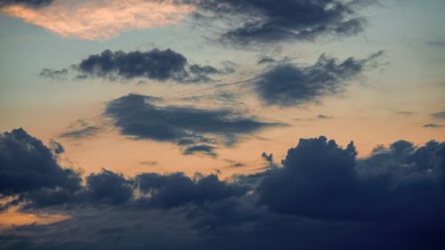 Free Captivating view of dramatic clouds during a colorful sunset. Stock Photo